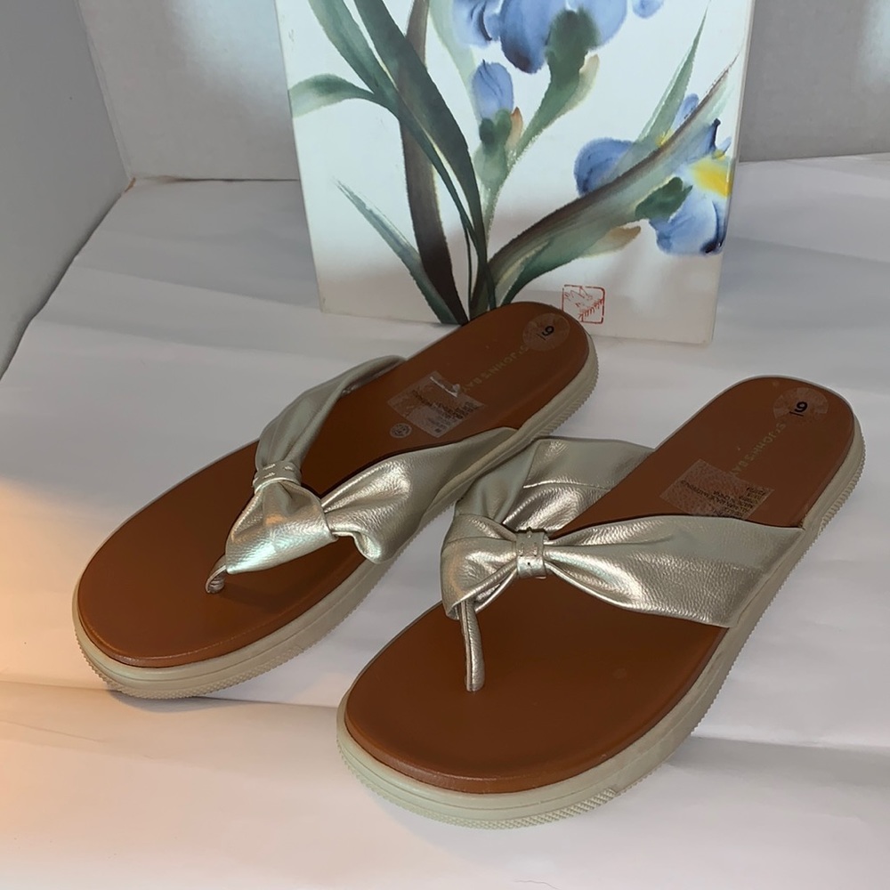 St.John’s Bay Sandals Size 9 NWOT Light Gold Soft Straps